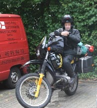 Foto gepacktes Motorrad mit Fahrer